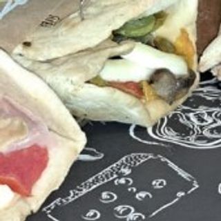 Piadina melanzane, peperoni, zucchine e mozzarella