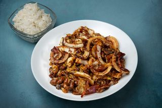 Piletina sa karijem i crnim lukom