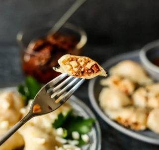 pierogi z suszonymi pomidorami i mozarellą