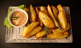 Cartofi la cuptor cu usturoi si rozmarin