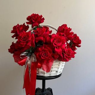 Cos 13 trandafiri rosii