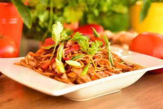 Chow mein z krewetkami