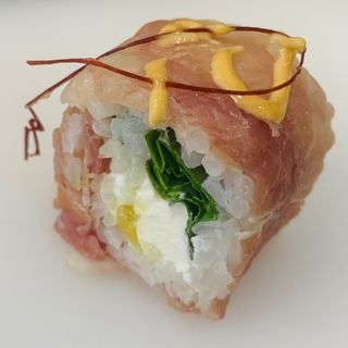 S26 maki jamón con rúcula queso y rábano 