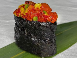 Гункан з лососем (70g)