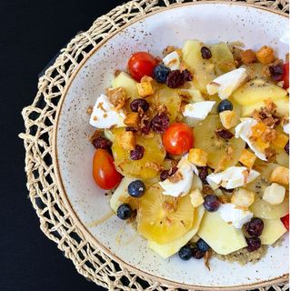 Vega ensalada de quinoa, vegaqueso crema y fruta