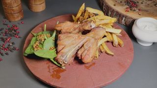 Meniu pulpe, cartofi prajiti, sos