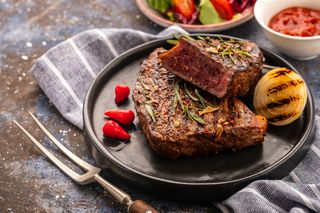 Podwójna Wołowina z serem i bekonem z frytkami i sałatką