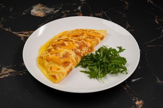 Омлет з креветками та сирним соусом (300г)