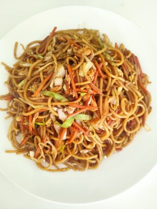 Debeli prženi rezanci u soja sosu sa piletina—J