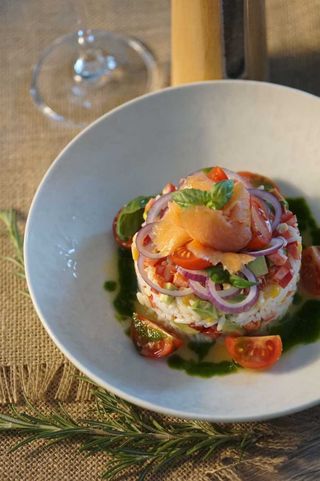 Timbale cu somon afumat,avocado,roșii cherry și vinegreta