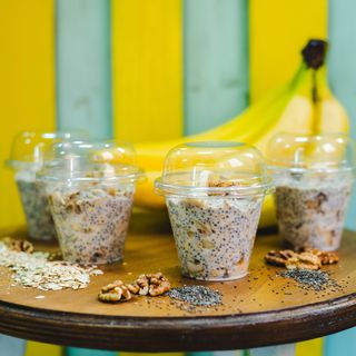 Млечна закуска с банан, мед и орех