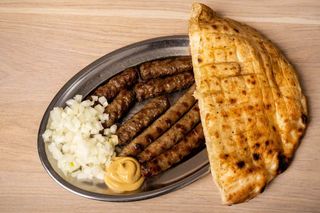 5 ćevapa i 1/2 sudžukica