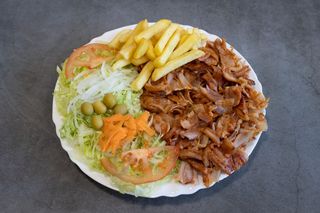 Plato Kebab de Carne con Ensalada Y Patatas