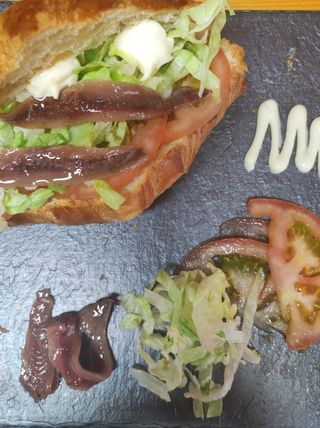 Croissant vegetal con anchoas