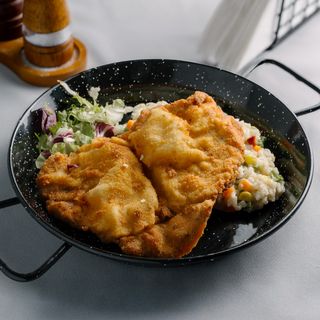Șnițel din cotlet de porc și orez cu legume