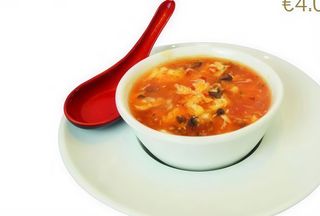 Zuppa agropiccante pollo, verdure uova, salsa piccante