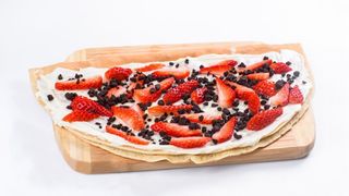 Clatita cu ciocolata alba, capsuni si oreo