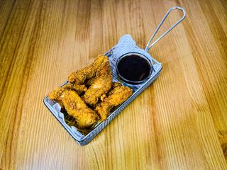 POLLO FRITO CON SALSA BBQ