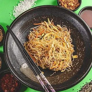 Spaghetti di soia con carne e verdure