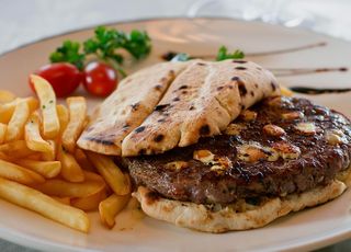 Pljeskavica gurmanska, pomfrit, salata i hljeb