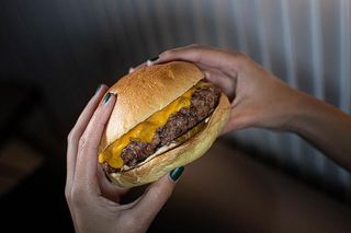 MENÚ CHEESEBURGER