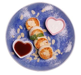 Сирники з йогуртом та полуничне пюре