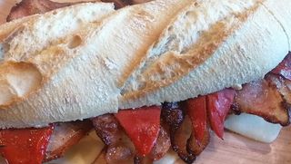 Bocata Lomo, Bacon, Queso y Pimiento rojo