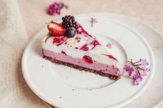 Felie tort cu fructe de pădure și vanilie