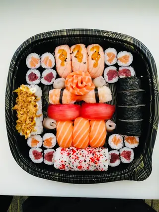 Bandeja 71 (46 Pzs). (38+ 8pzs de sashimis)