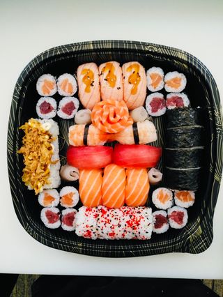 Bandeja 71 (46 Pzs). (38+ 8pzs de sashimis)