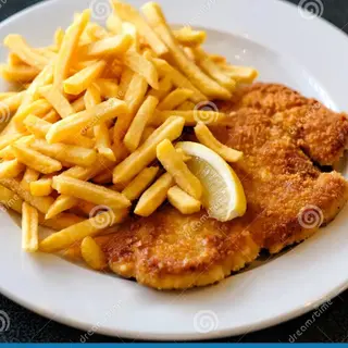 Escalope De Cerdo Con Patatas Y Ensalada