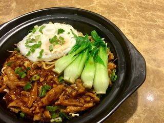 黑椒盖面Cazuela de tallarines con huevo frito y salsa a la pimienta negra