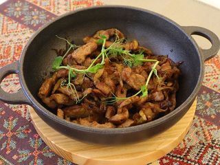 Лакомые кусочки свинины жареные с лучком