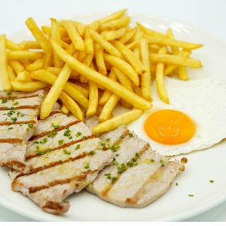 Lomo con huevo y patatas