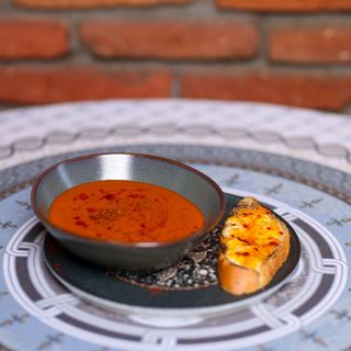 ტომატის სუპი ყველიანი ბრუსკეტათი