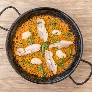 Arroz seco pollo, judía verde y garrofó