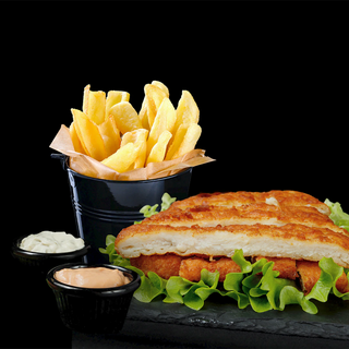 Meniu Șnițel LUCA + cartofi prăjiți simpli + 2 sosuri LUCA + 1 doză Coca Cola/Fanta 330 ml la alegere