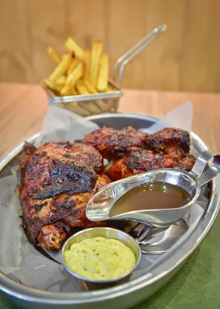 Combo de pollo con patatas fritas y alioli