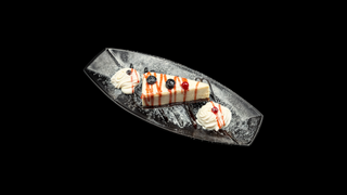 Cheesecake cu fructe de pădure și sos de ciocolată