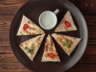 Лаваш з сиром Сулугуні, томатами та зеленню (200/50г)