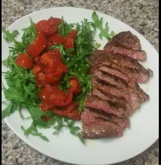 Tagliata con rucola e Pachino