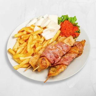 Pileće rolice sa sirom i slaninom i pomfrit