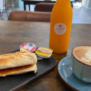 Menú desayuno de clásico dulce + bebida o café
