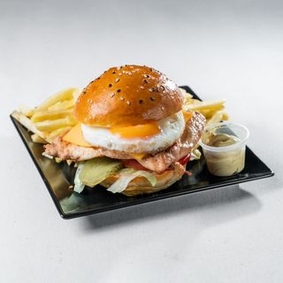 Hambúrguer de frango com ovo