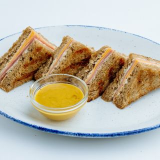 ლორის და ყველის ტოსტი ჭვავის პურში