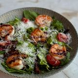 Salad with shrimps and tomatoes