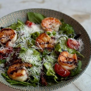 Salad with shrimps and tomatoes