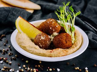 Hummus cu falafel