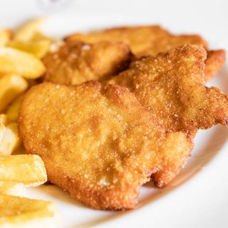 Pechugas empanadas con patatas fritas caseras