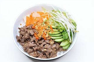 Makaron ryżowy z wołowina Nam Bo